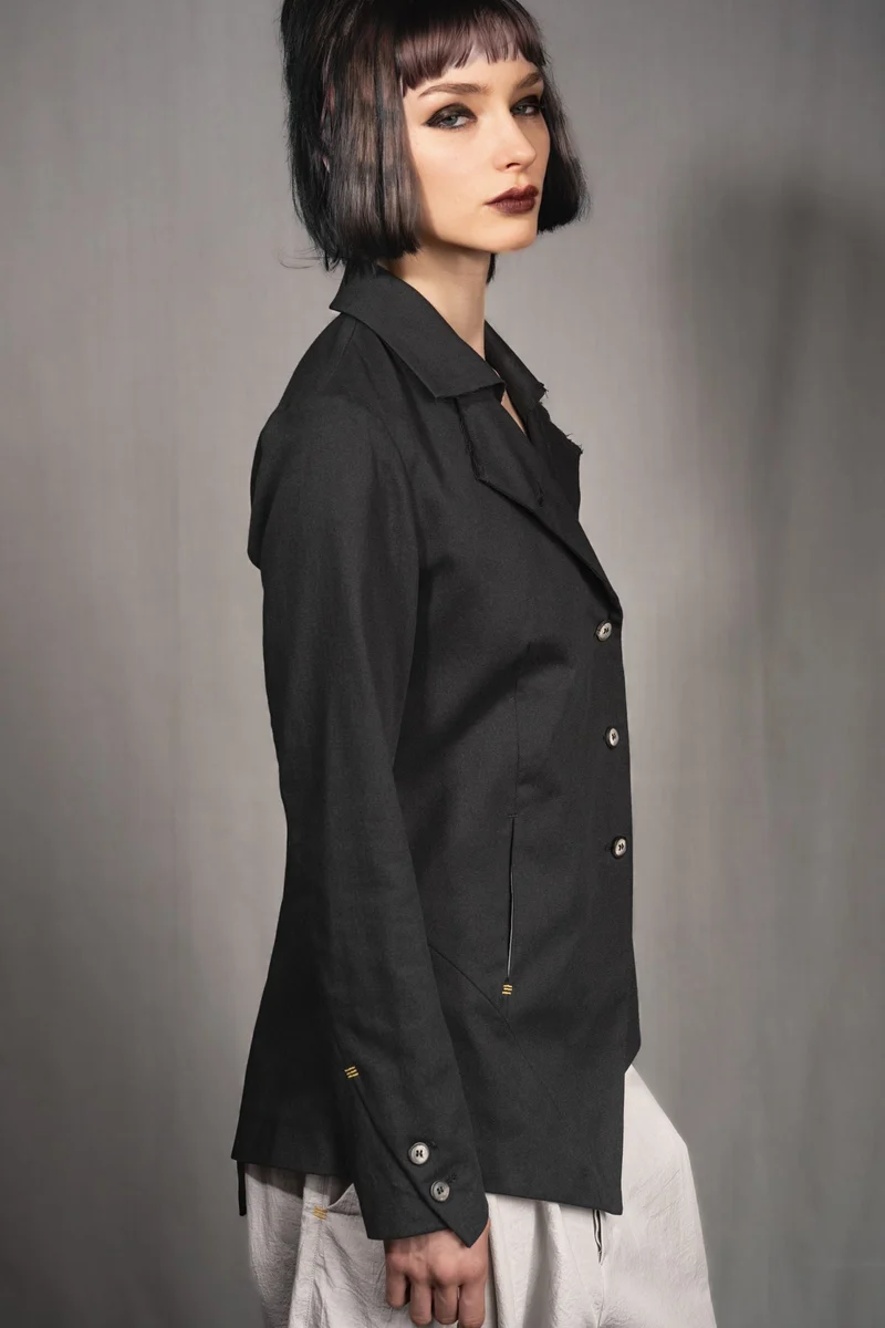eigensinnig wien | Stein | Extravaganter, asymmetrischer Designerblazer für Damen aus schwarzer Baumwolle