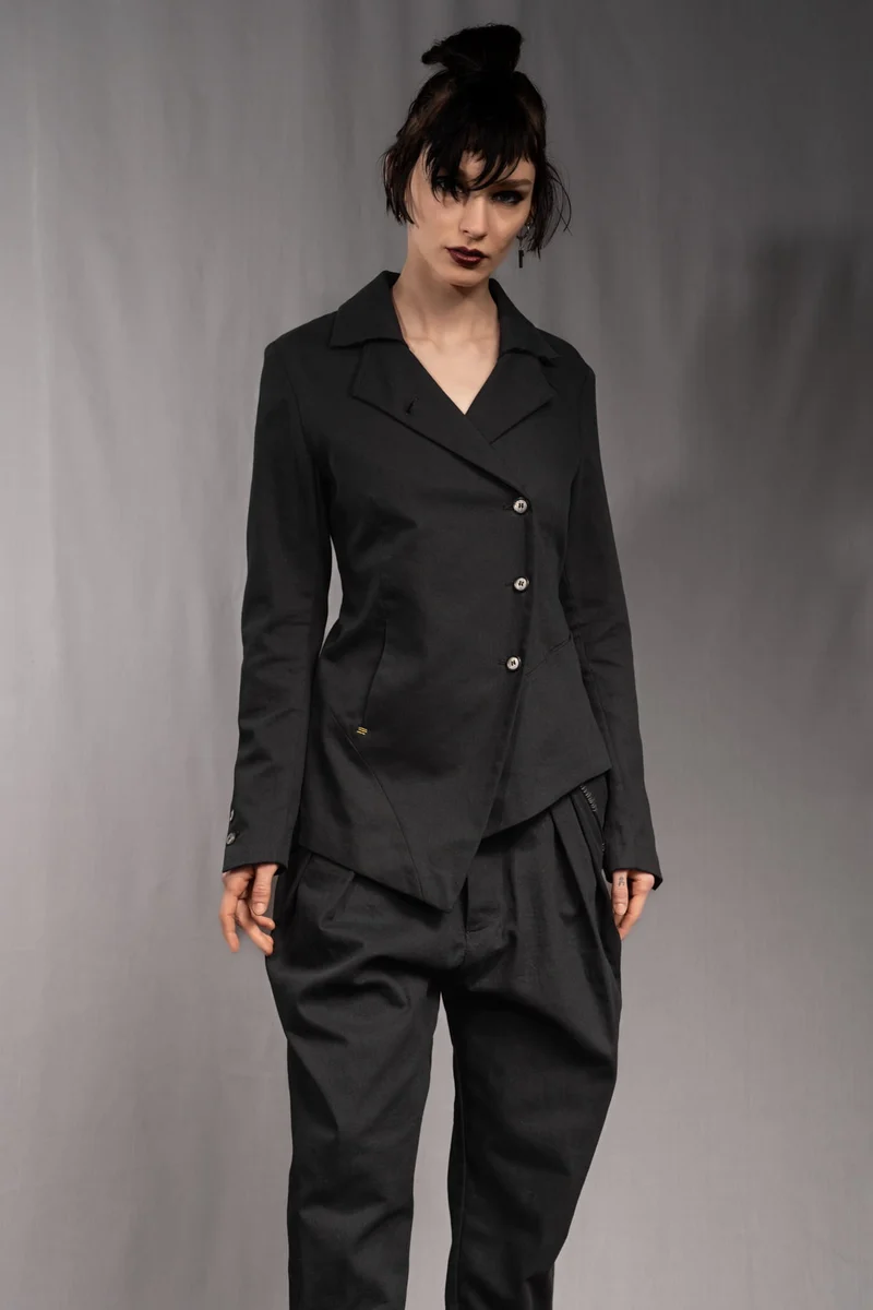 eigensinnig wien | SteEgo | Avantgarde Hosenanzug mit asymmetrischem Blazer und weiter Bundfaltenhose