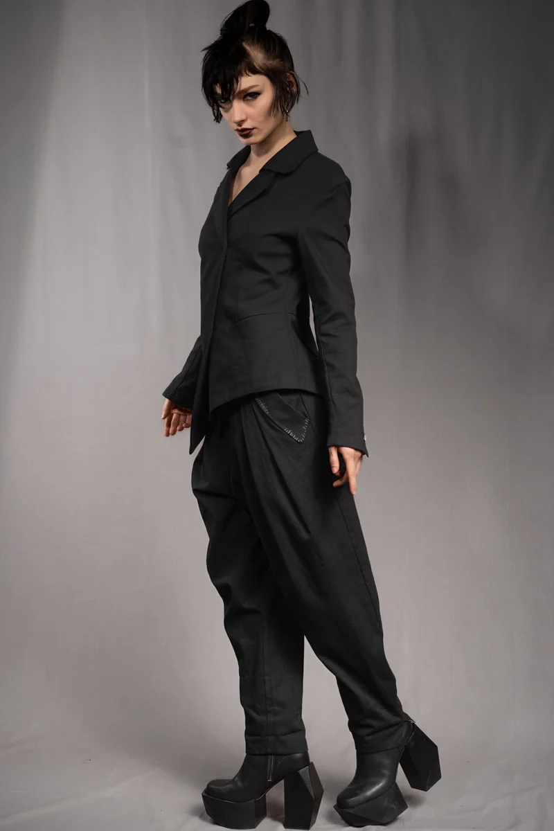 eigensinnig wien | SteEgo | Avantgarde Hosenanzug mit asymmetrischem Blazer und weiter Bundfaltenhose