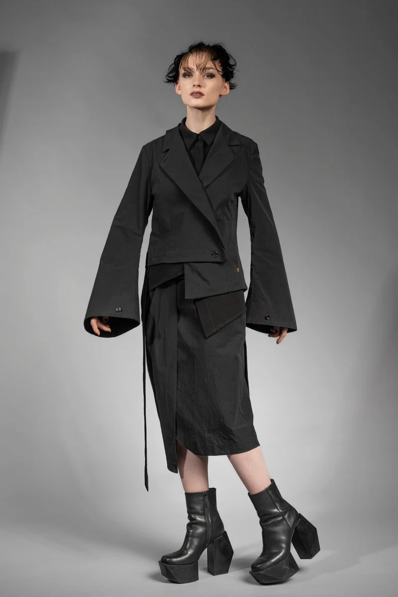 eigensinnig wien | MacCai | Extravagantes Damenoutfit mit Wickelrock und asymmetrischem Blazer