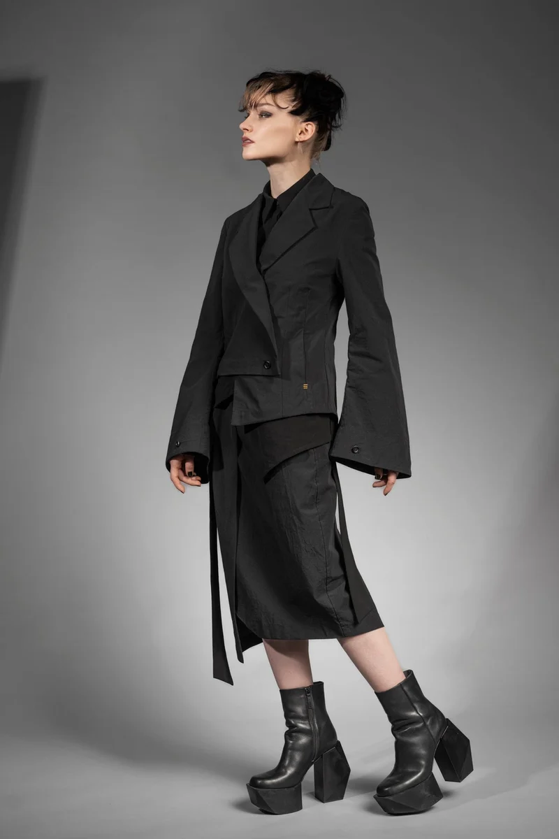 eigensinnig wien | MacCai | Extravagantes Damenoutfit mit Wickelrock und asymmetrischem Blazer