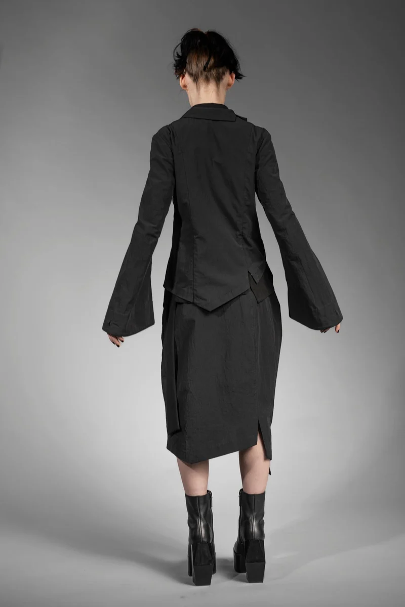 eigensinnig wien | MacCai | Extravagantes Damenoutfit mit Wickelrock und asymmetrischem Blazer