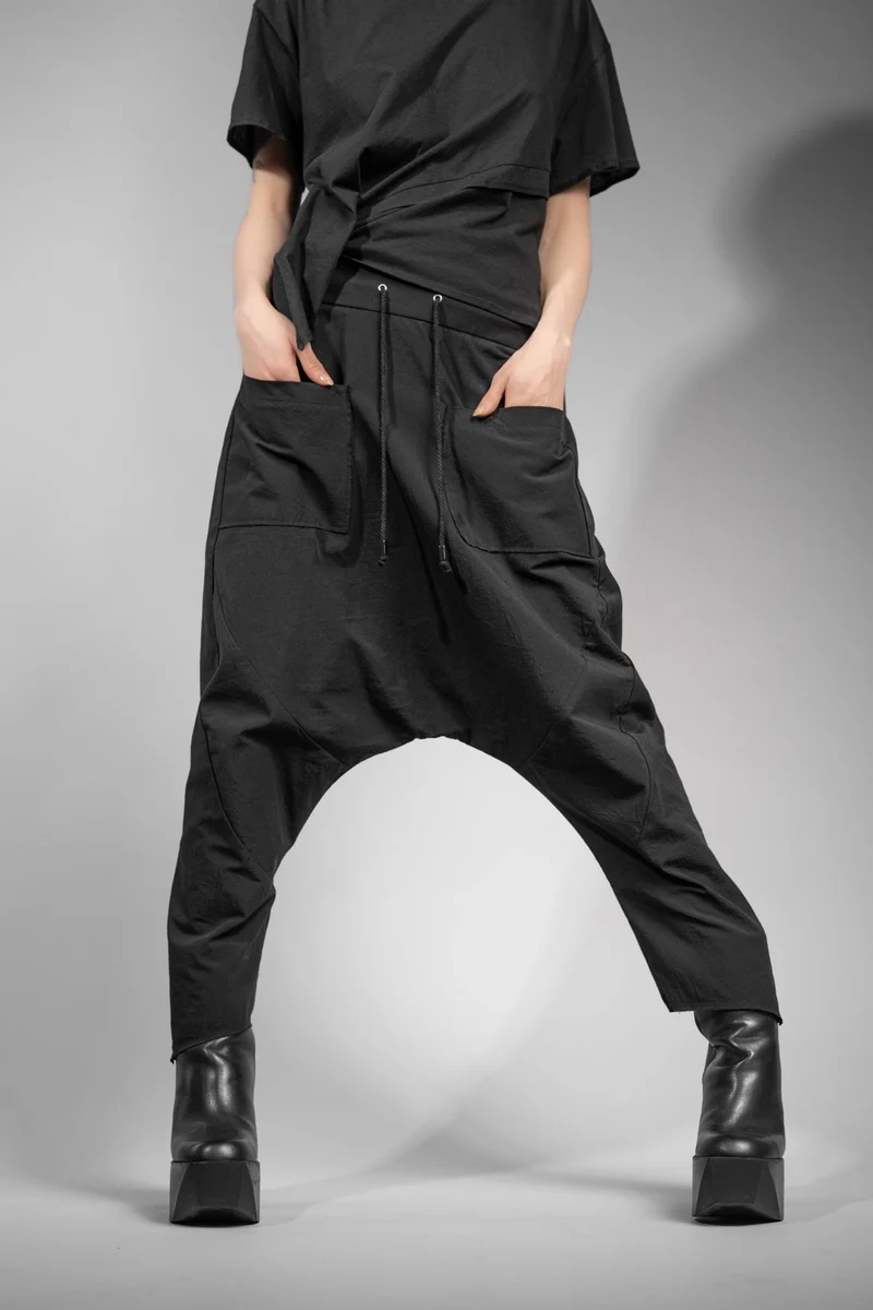 eigensinnig wien | Russell | Schwarze Designer Cropped Drop Crotch Pants aus japanischer Baumwolle