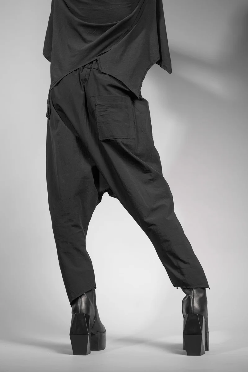 eigensinnig wien | Russell | Schwarze Designer Cropped Drop Crotch Pants aus japanischer Baumwolle