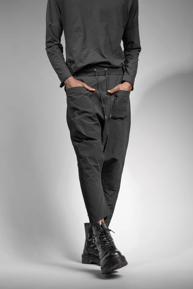 eigensinnig wien | Russell | Schwarze Designer Cropped Drop Crotch Pants aus japanischer Baumwolle