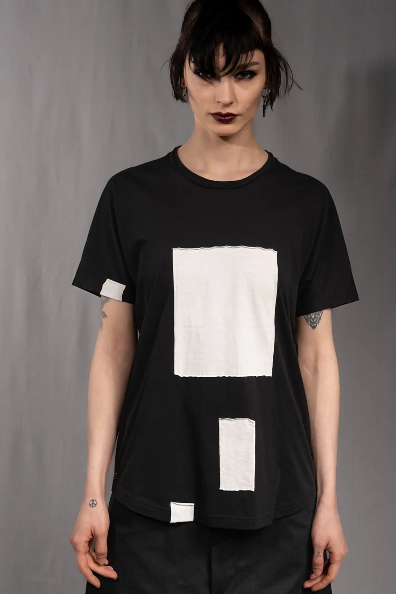 eigensinnig wien | Kuss | Außergewöhnlich geschnittenes Baumwoll-T-Shirt mit avantgardistischem Design