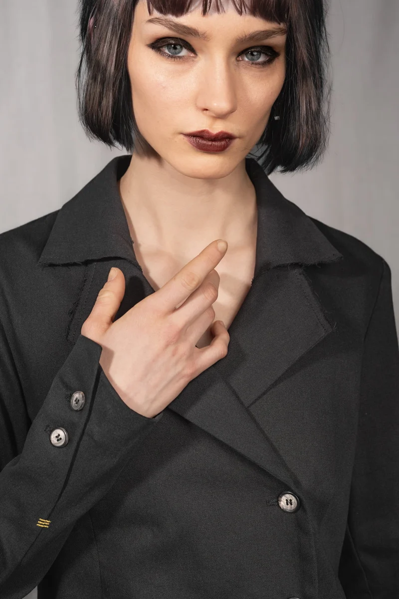eigensinnig wien | SteNin | Asymmetrischer Designer Hosenanzug mit Barrel Leg Hose in Schwarz