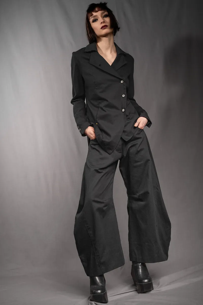 eigensinnig wien | SteNin | Asymmetrischer Designer Hosenanzug mit Barrel Leg Hose in Schwarz
