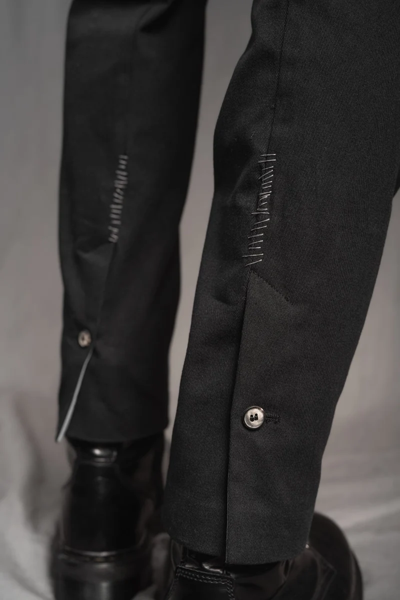 eigensinnig wien | Eisler | Extravagante, schwarze Herren Slim-Fit Designerhose aus leichter Baumwolle