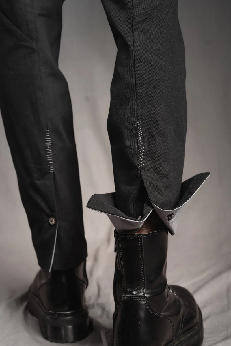 eigensinnig wien | Eisler | Extravagante, schwarze Herren Slim-Fit Designerhose aus leichter Baumwolle