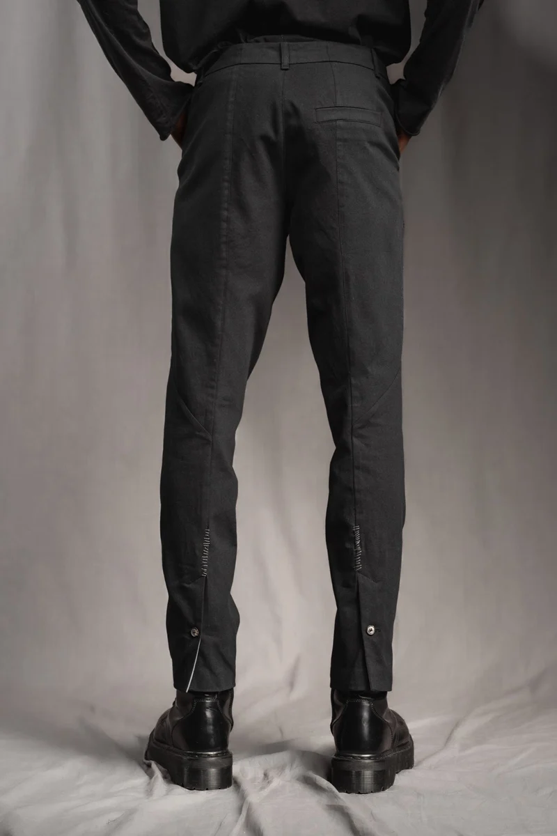eigensinnig wien | Eisler | Extravagante, schwarze Herren Slim-Fit Designerhose aus leichter Baumwolle