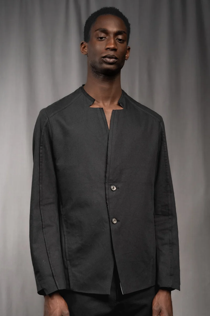 eigensinnig wien | Walpole | Leichtes Herren Designersakko mit Stehkragen aus schwarzer Gabardine-Baumwolle