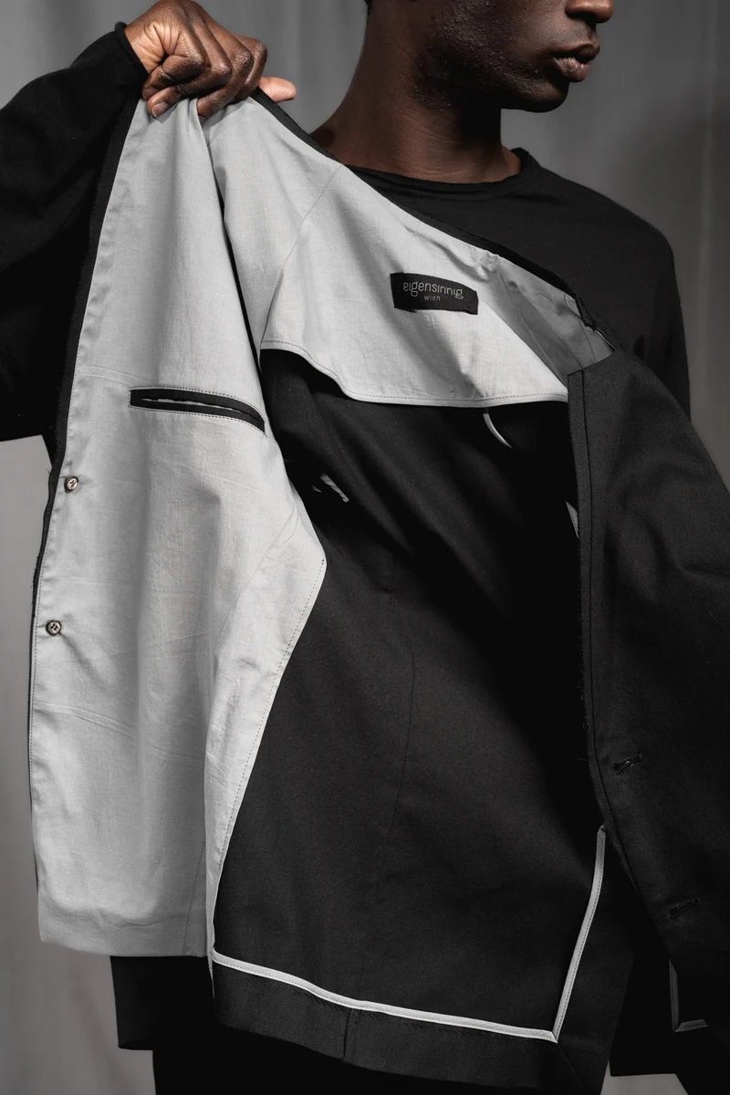eigensinnig wien | Walpole | Leichtes Herren Designersakko mit Stehkragen aus schwarzer Gabardine-Baumwolle