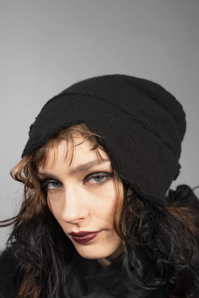 eigensinnig wien | Ehrenfels | Schwarzer Designer Long-Beanie aus Merinowolle