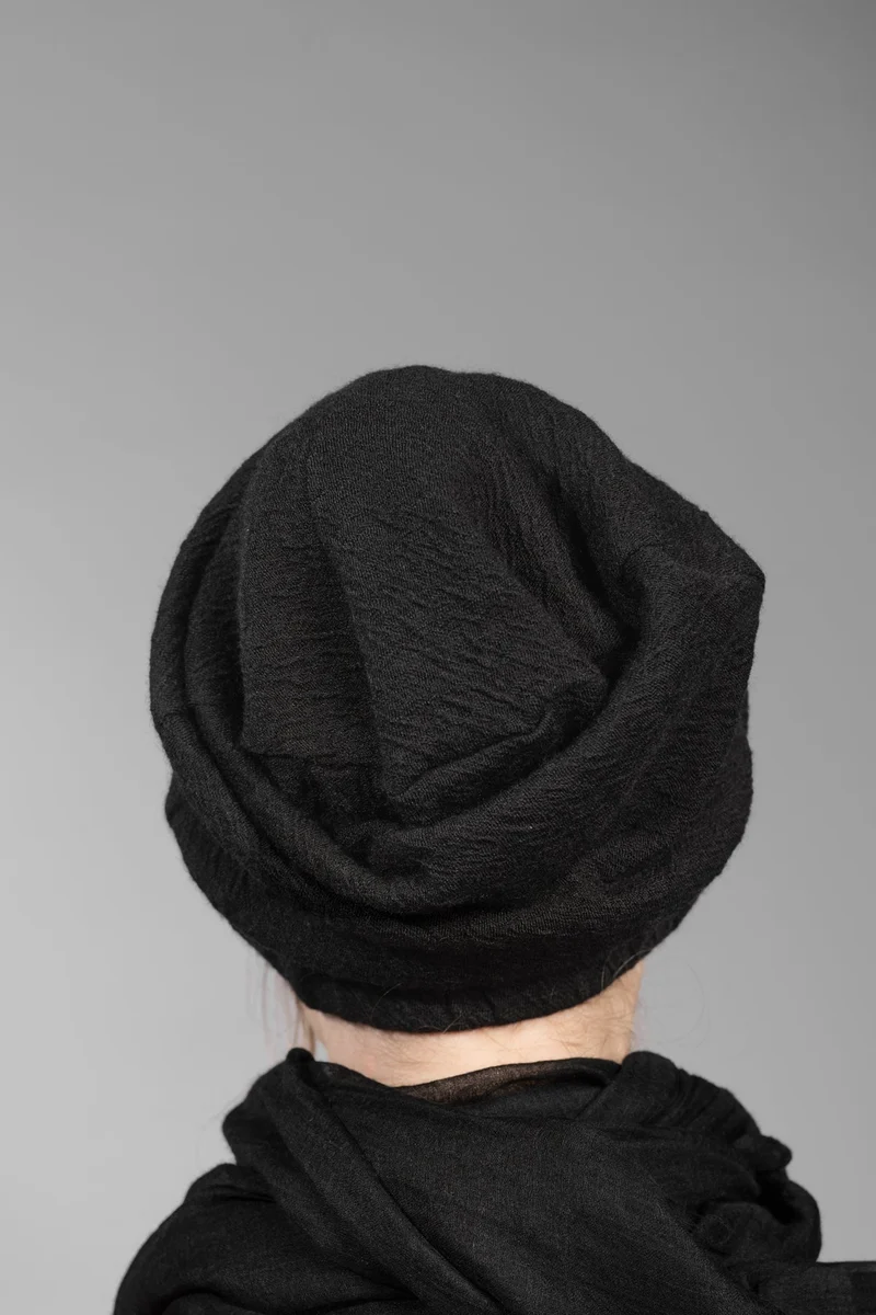 eigensinnig wien | Balint | Schwarzer Designer Slouchy Beanie aus Merinowolle