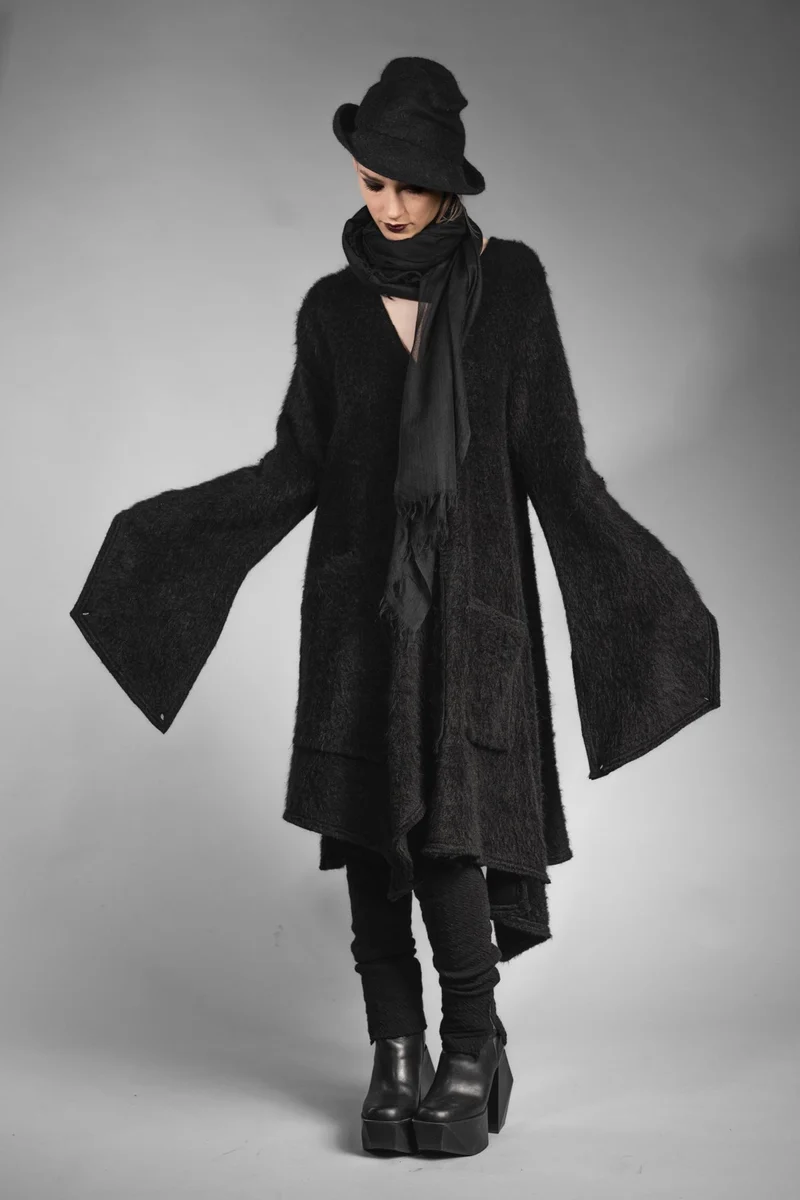 eigensinnig wien | Patti | Außergewöhnliches, flauschiges Designer Strickleid in Schwarz