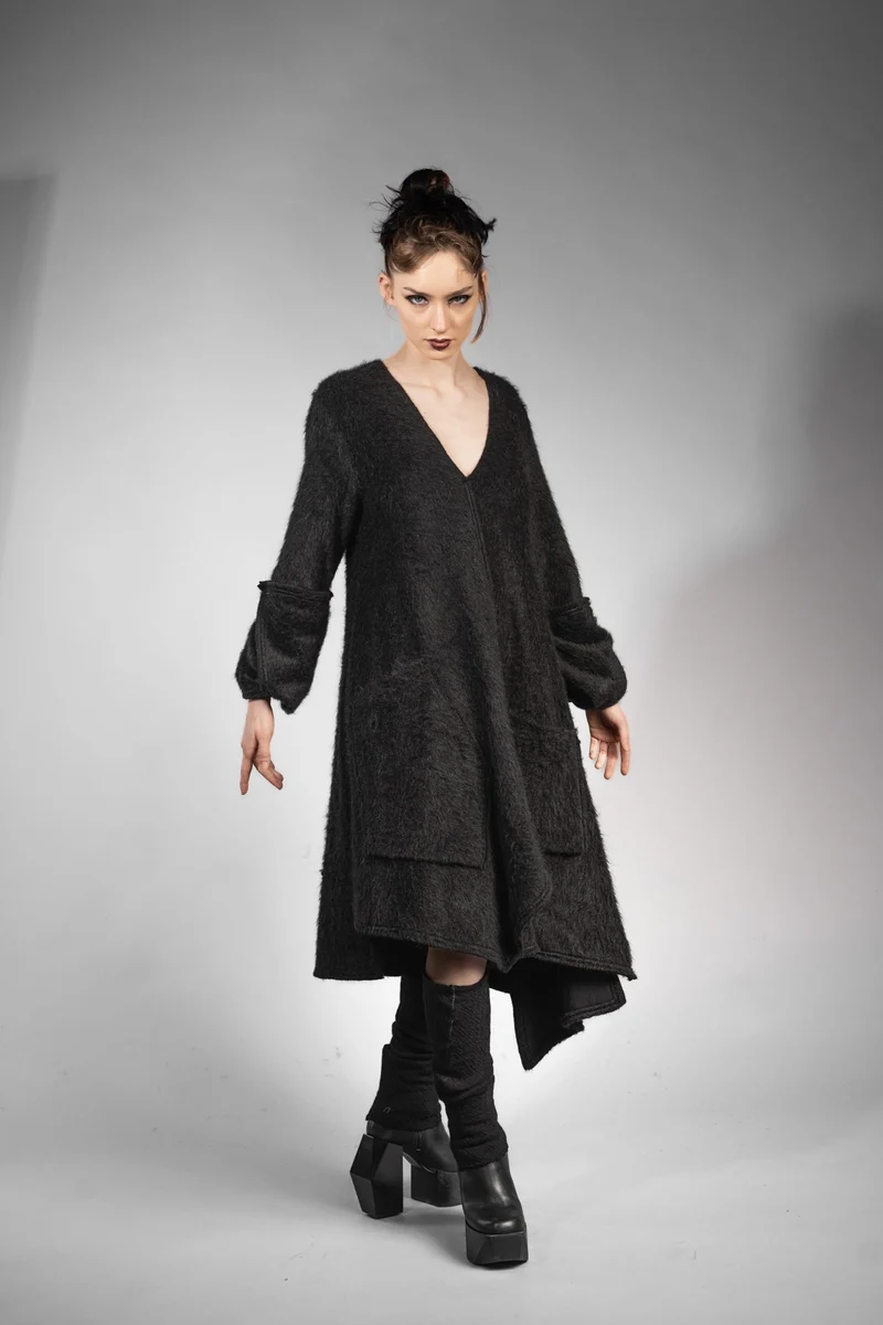 eigensinnig wien | Patti | Außergewöhnliches, flauschiges Designer Strickleid in Schwarz