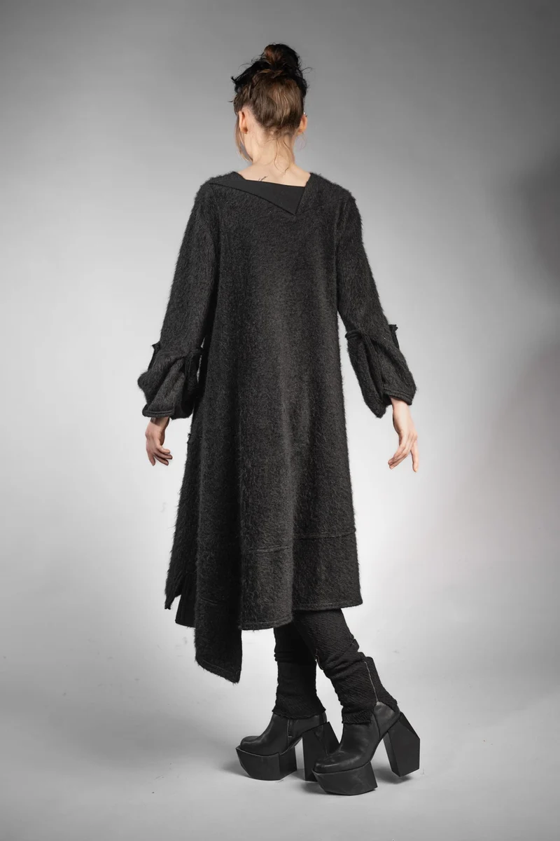 eigensinnig wien | Patti | Außergewöhnliches, flauschiges Designer Strickleid in Schwarz