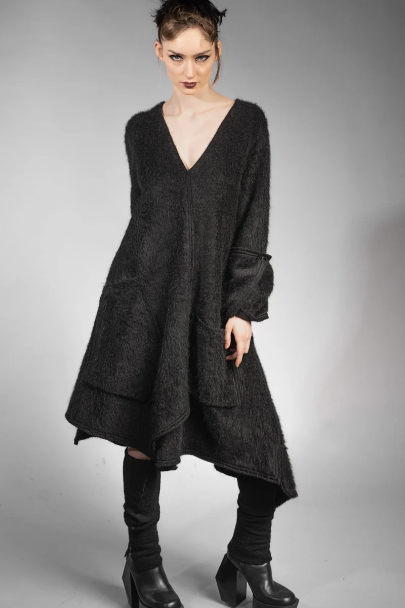 eigensinnig wien | Patti | Außergewöhnliches, flauschiges Designer Strickleid in Schwarz