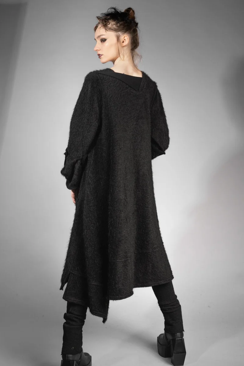eigensinnig wien | Patti | Außergewöhnliches, flauschiges Designer Strickleid in Schwarz