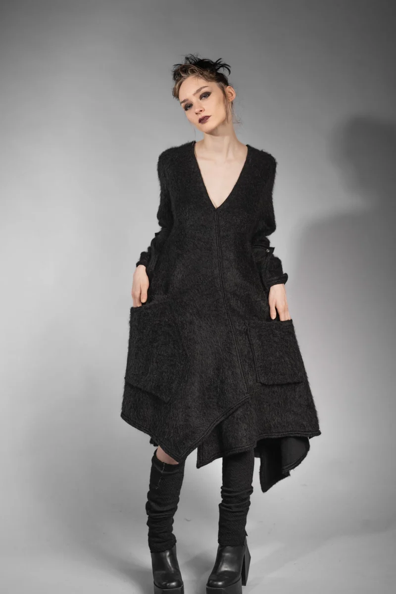 eigensinnig wien | Patti | Außergewöhnliches, flauschiges Designer Strickleid in Schwarz