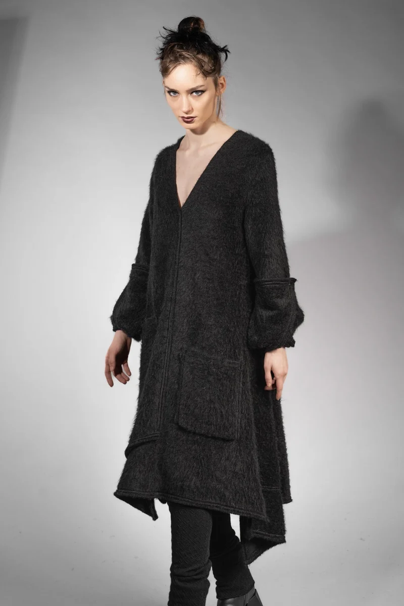 eigensinnig wien | Patti | Außergewöhnliches, flauschiges Designer Strickleid in Schwarz