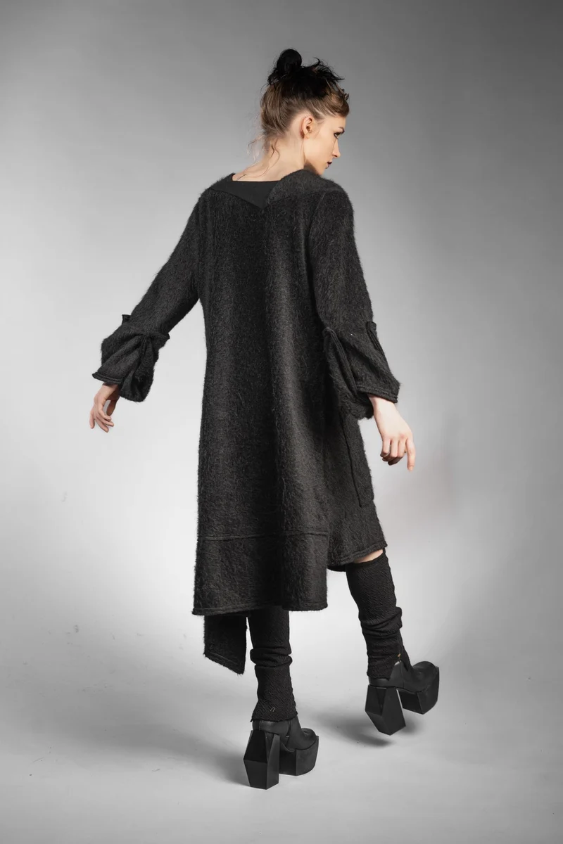 eigensinnig wien | Patti | Außergewöhnliches, flauschiges Designer Strickleid in Schwarz