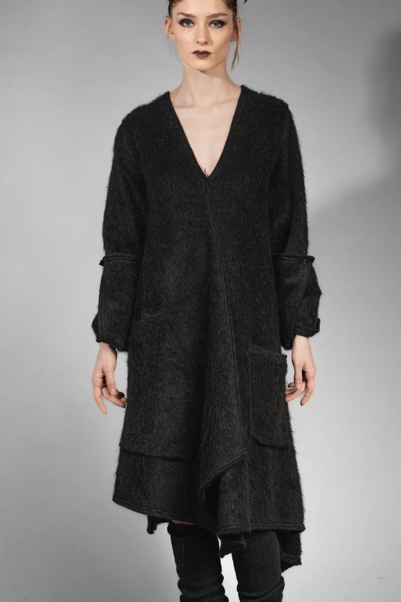 eigensinnig wien | Patti | Außergewöhnliches, flauschiges Designer Strickleid in Schwarz