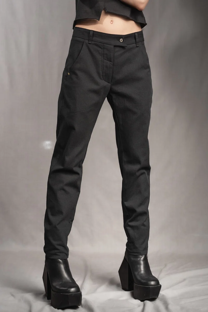 eigensinnig wien | Ki Lil I | Elegante, schwarze Designer Damenhose aus leichter Baumwolle