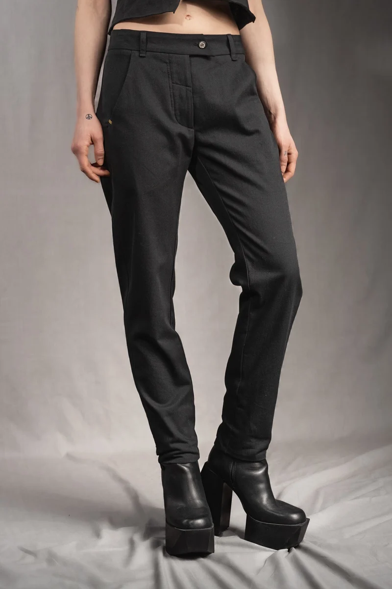 eigensinnig wien | Ki Lil I | Elegante, schwarze Designer Damenhose aus leichter Baumwolle