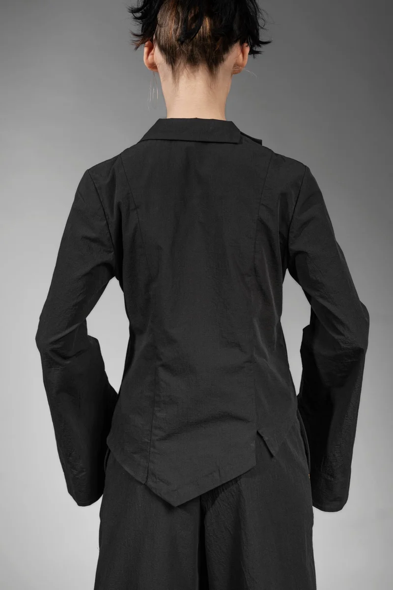 eigensinnig wien | NemCai | Extravaganter, schwarzer Hosenanzug mit Wickelrock und asymmetrischem Blazer