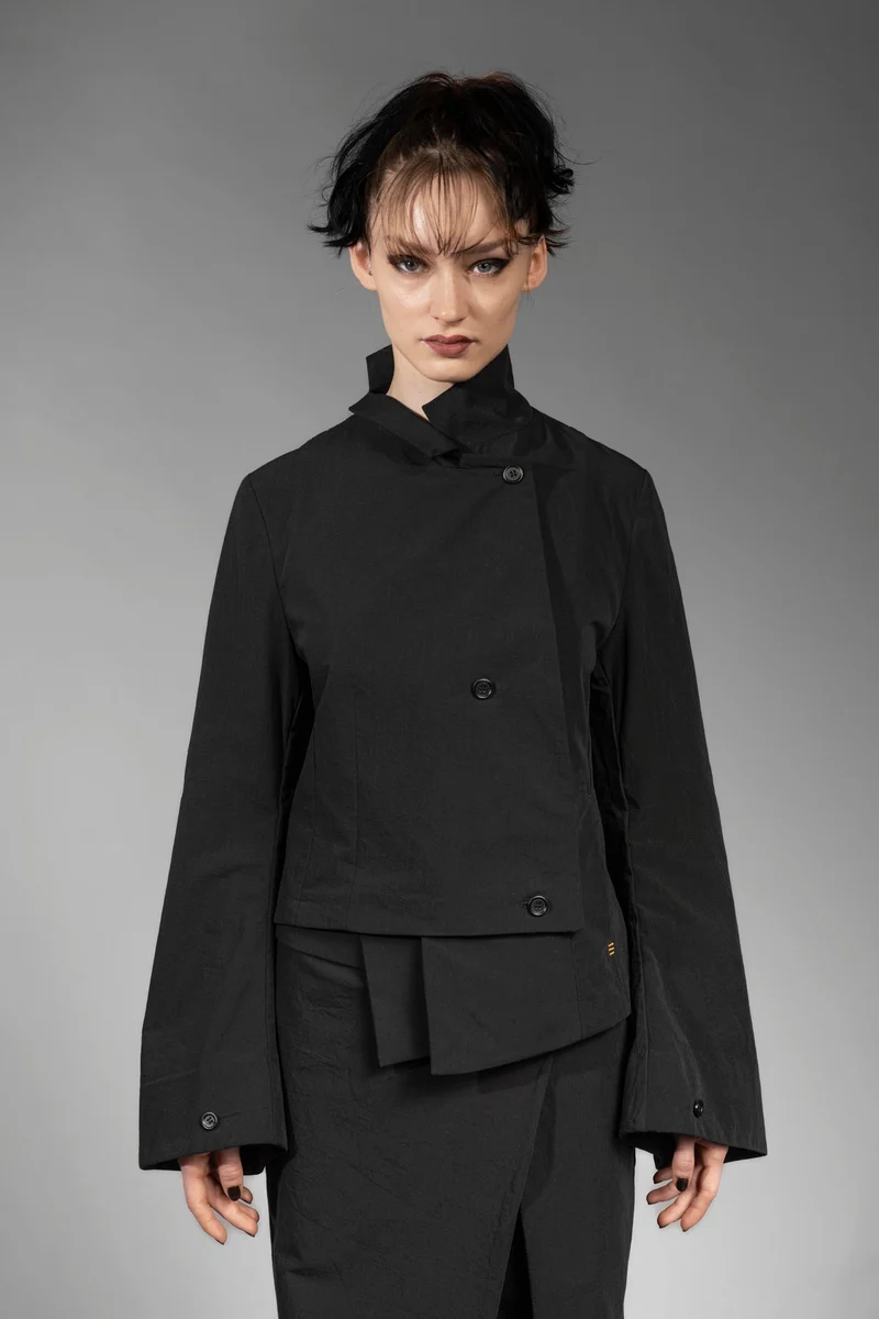 eigensinnig wien | NemCai | Extravaganter, schwarzer Hosenanzug mit Wickelrock und asymmetrischem Blazer