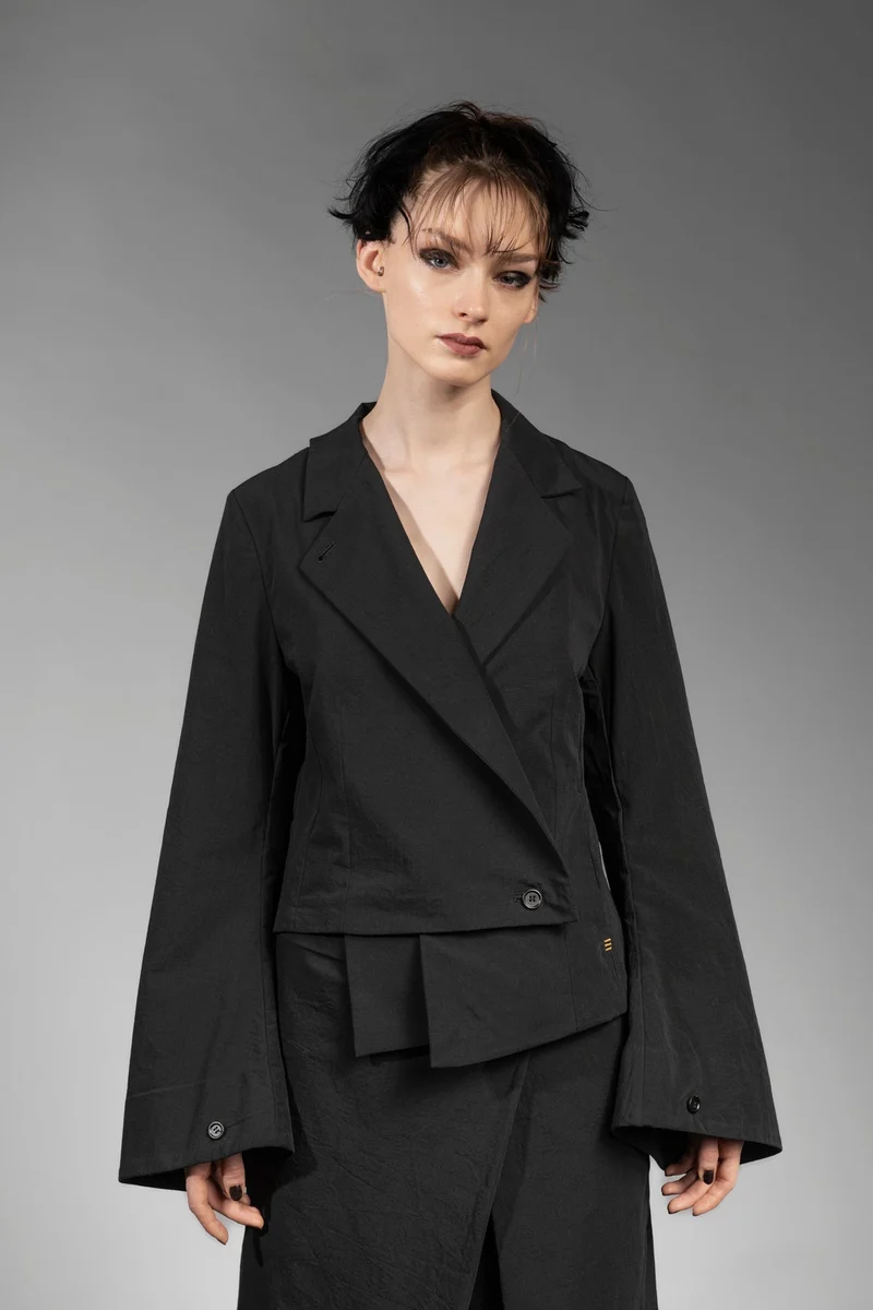 eigensinnig wien | NemCai | Extravaganter, schwarzer Hosenanzug mit Wickelrock und asymmetrischem Blazer