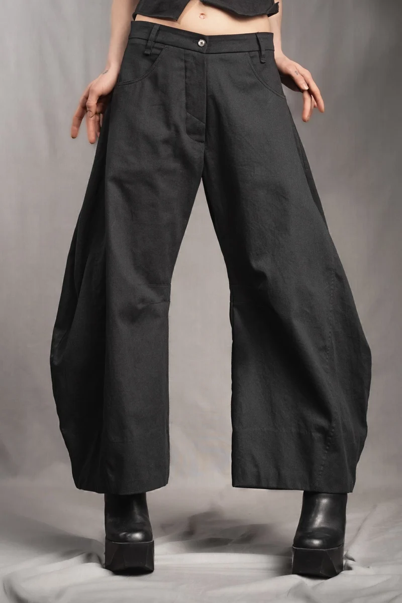 eigensinnig wien | Nin Nin A | Designer Barrel Leg Hose aus leichter, schwarzer Baumwolle