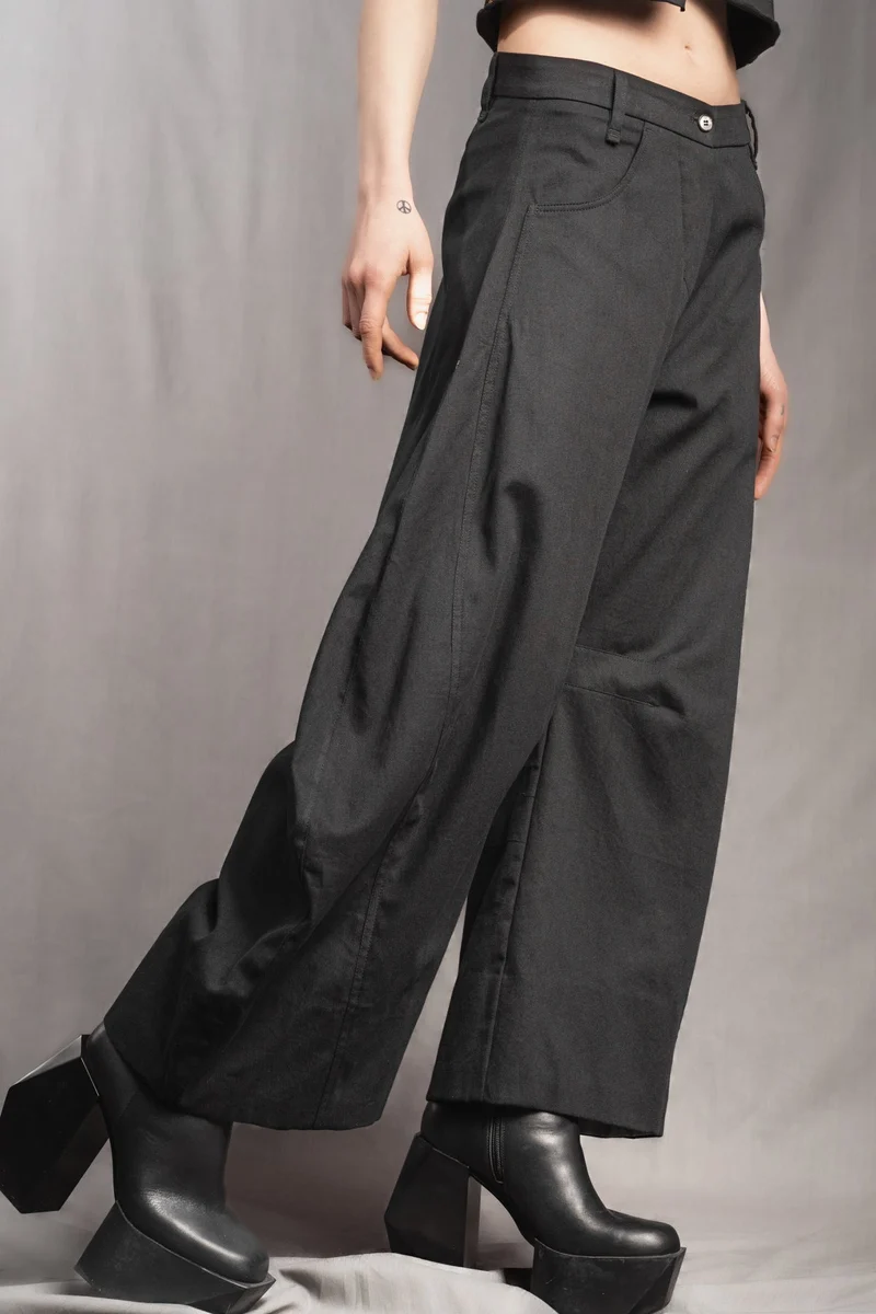 eigensinnig wien | Nin Nin A | Designer Barrel Leg Hose aus leichter, schwarzer Baumwolle