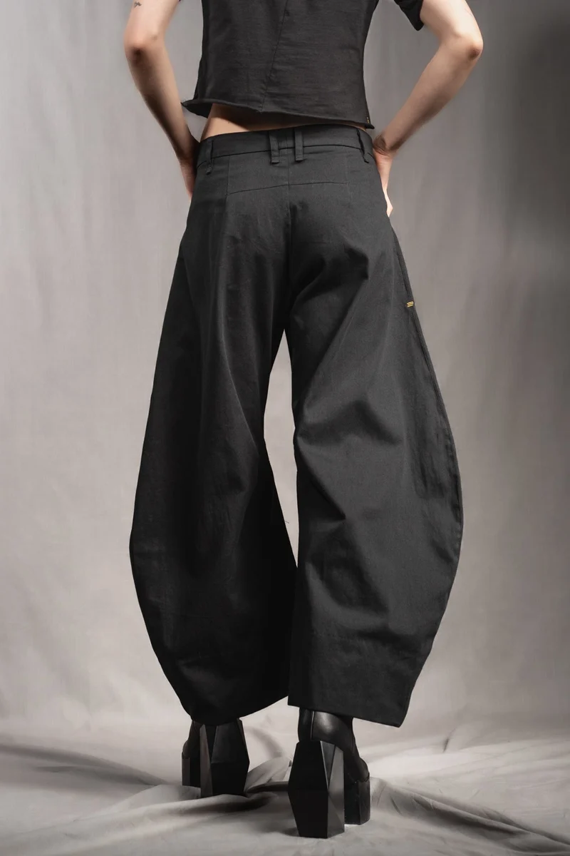 eigensinnig wien | Nin Nin A | Designer Barrel Leg Hose aus leichter, schwarzer Baumwolle