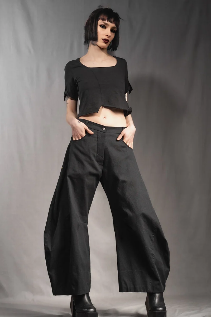 eigensinnig wien | Nin Nin A | Designer Barrel Leg Hose aus leichter, schwarzer Baumwolle