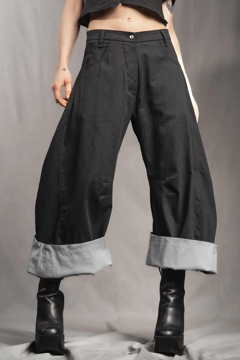 eigensinnig wien | Nin Nin A | Designer Barrel Leg Hose aus leichter, schwarzer Baumwolle