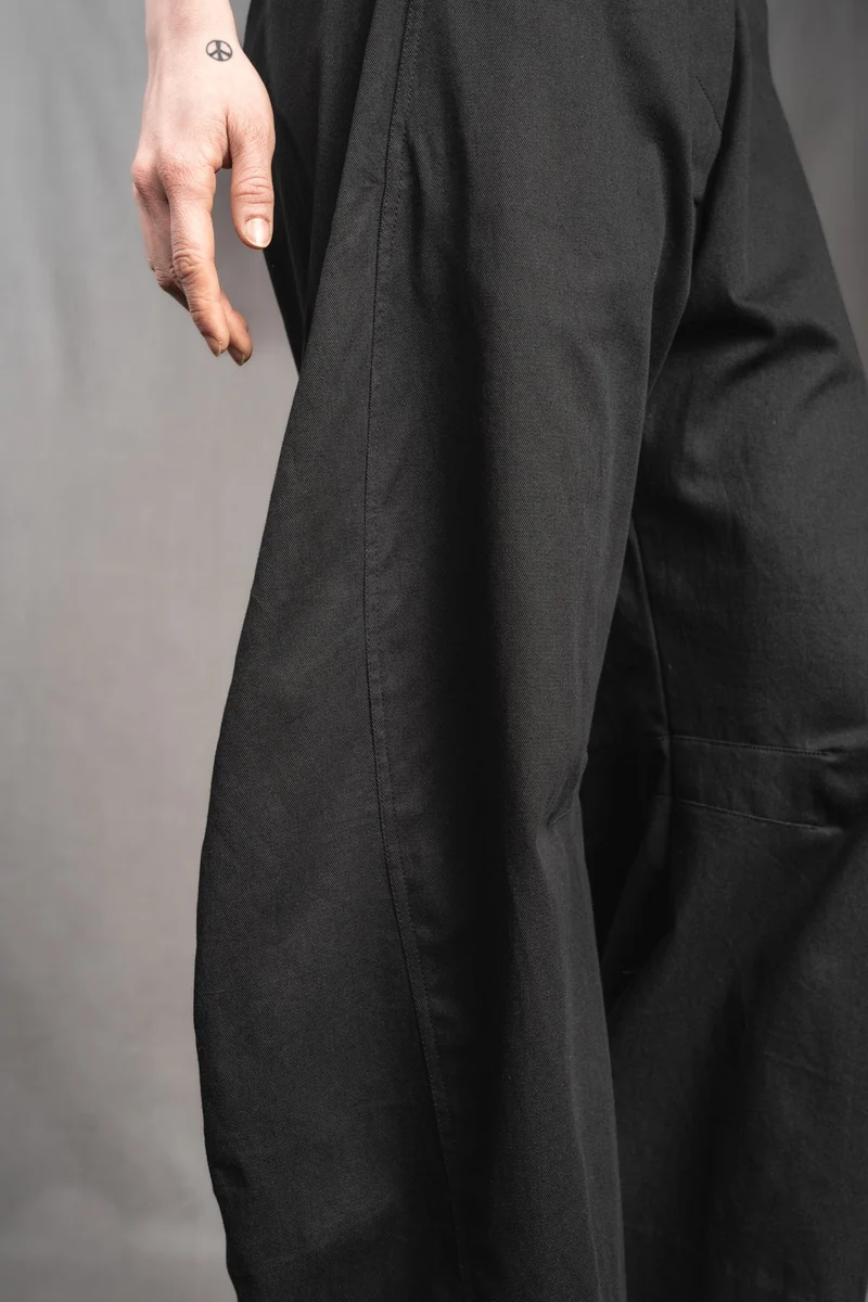 eigensinnig wien | Nin Nin A | Designer Barrel Leg Hose aus leichter, schwarzer Baumwolle