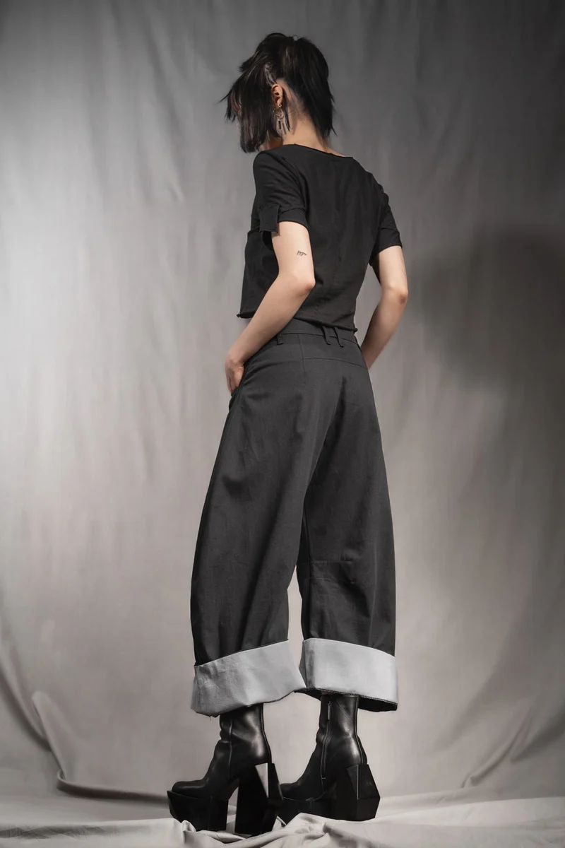 eigensinnig wien | Nin Nin A | Designer Barrel Leg Hose aus leichter, schwarzer Baumwolle