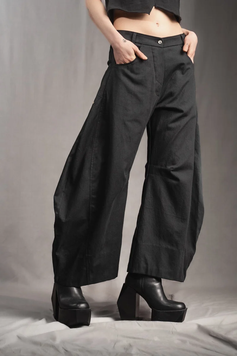 eigensinnig wien | Nin Nin A | Designer Barrel Leg Hose aus leichter, schwarzer Baumwolle