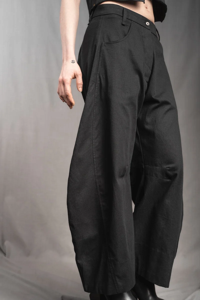 eigensinnig wien | Nin Nin A | Designer Barrel Leg Hose aus leichter, schwarzer Baumwolle