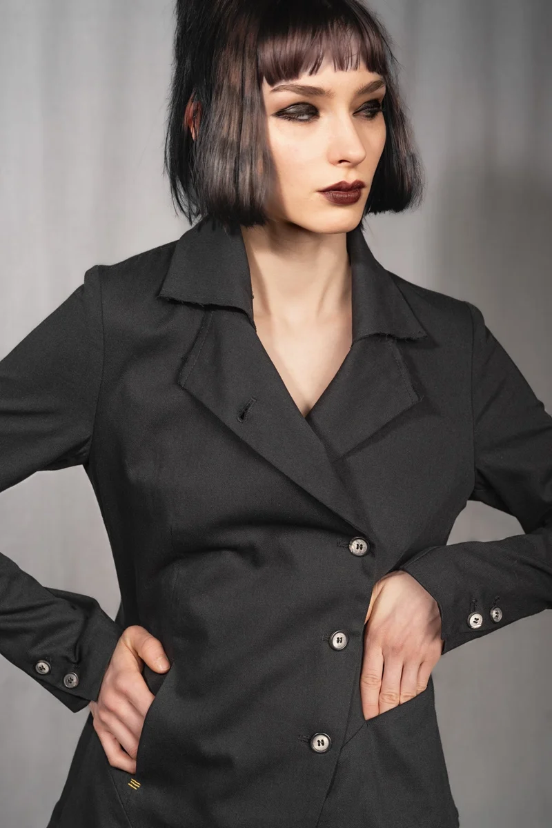 eigensinnig wien | Stein | Extravaganter, asymmetrischer Designerblazer für Damen aus schwarzer Baumwolle