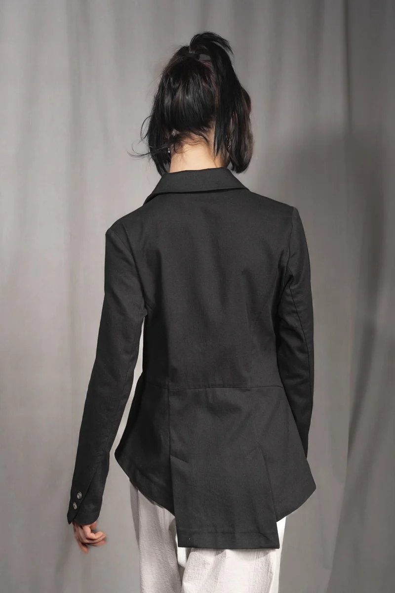 eigensinnig wien | Stein | Extravaganter, asymmetrischer Designerblazer für Damen aus schwarzer Baumwolle