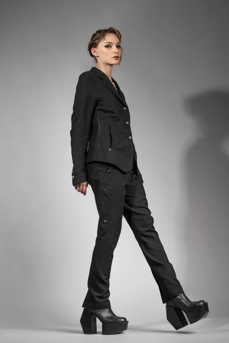 eigensinnig wien | Viccar | Moderner Designer Hosenanzug für Damen aus exklusiver japanischer Wolle