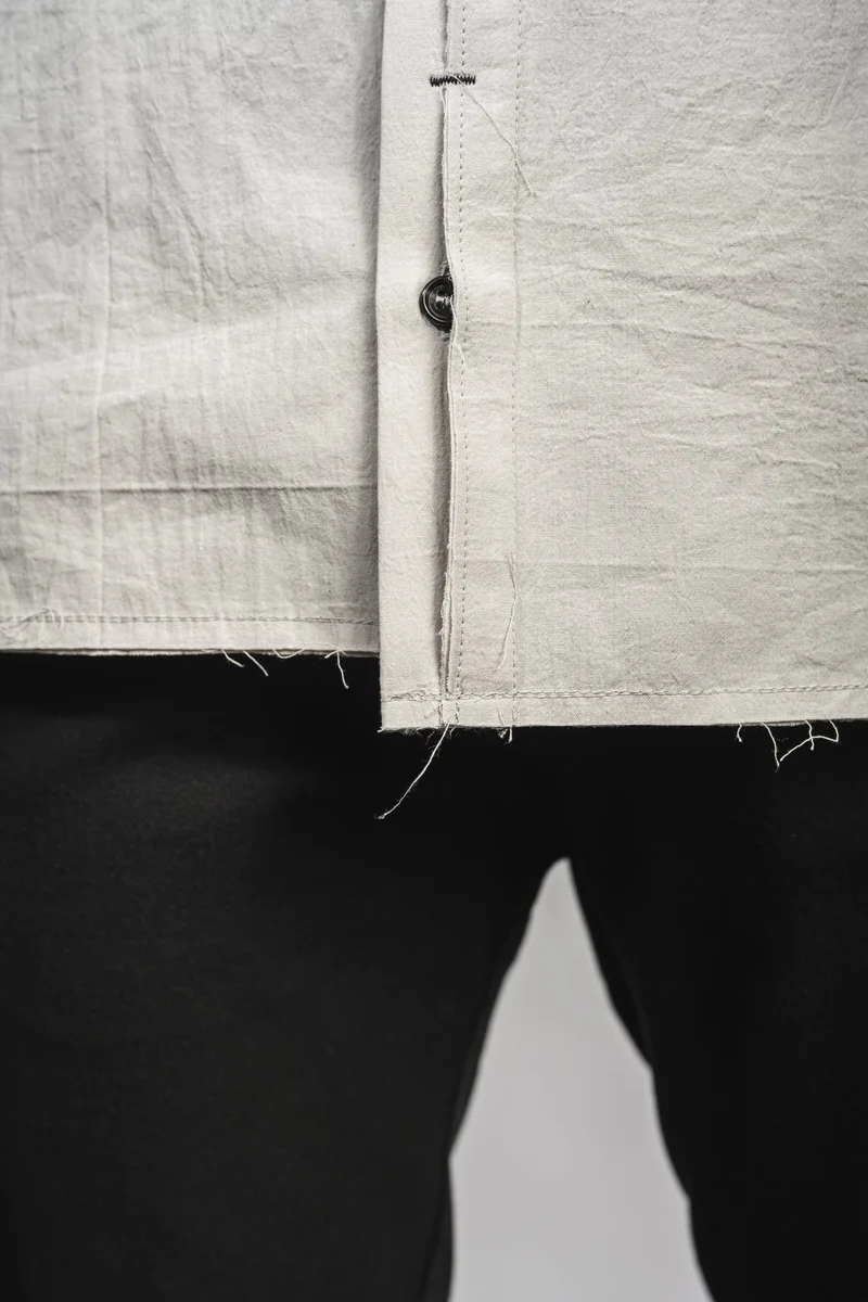 eigensinnig wien | Wittgenstein | Graues Herren Designerhemd mit unkonventionellem Kragen aus japanischer Baumwolle