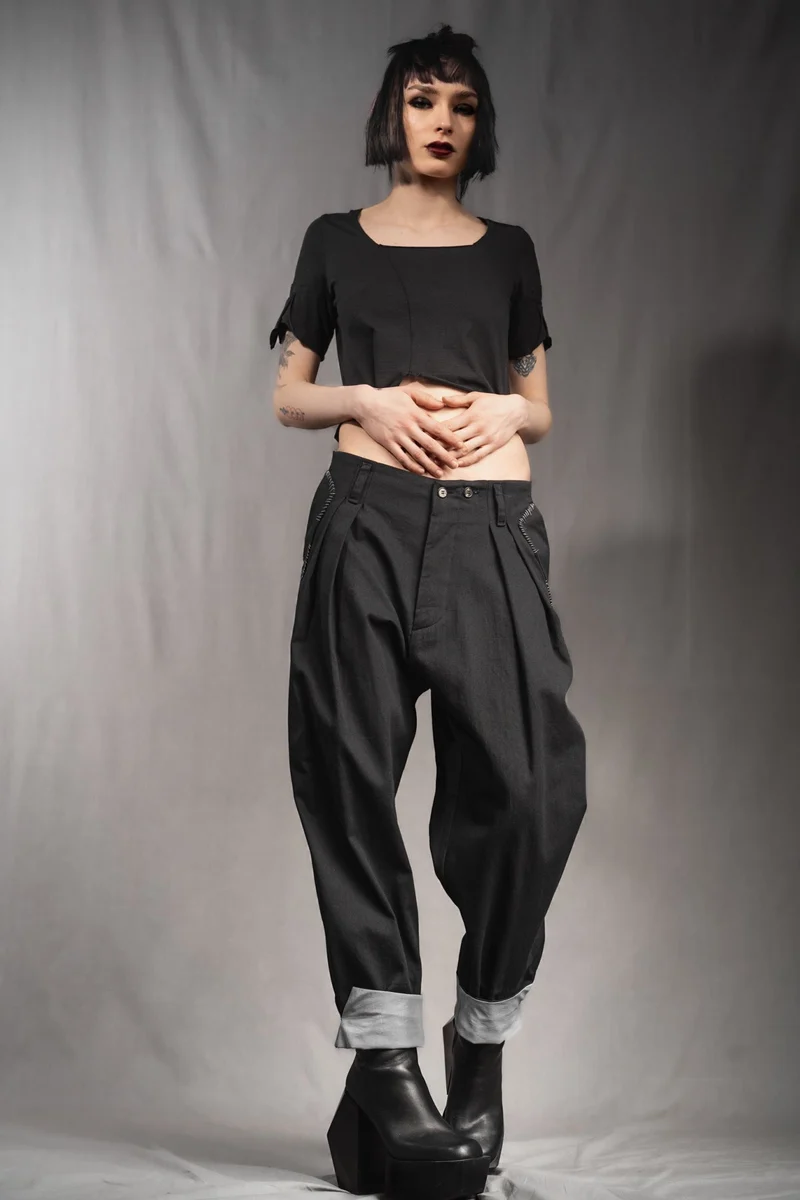 eigensinnig wien | Egon | Schwarze, weite Designerhose mit Bundfalten aus leichter Baumwolle