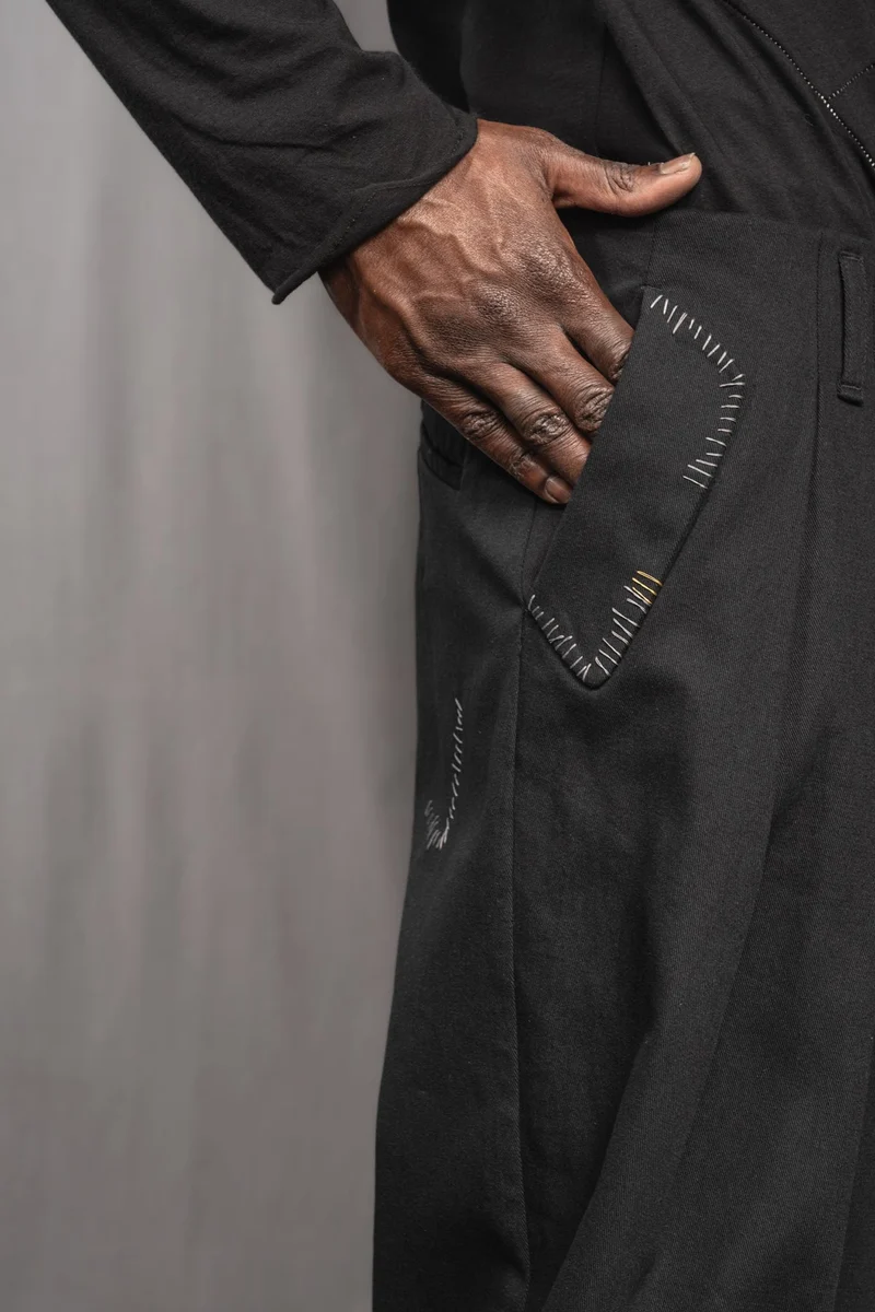 eigensinnig wien | Egon | Schwarze, weite Designerhose mit Bundfalten aus leichter Baumwolle