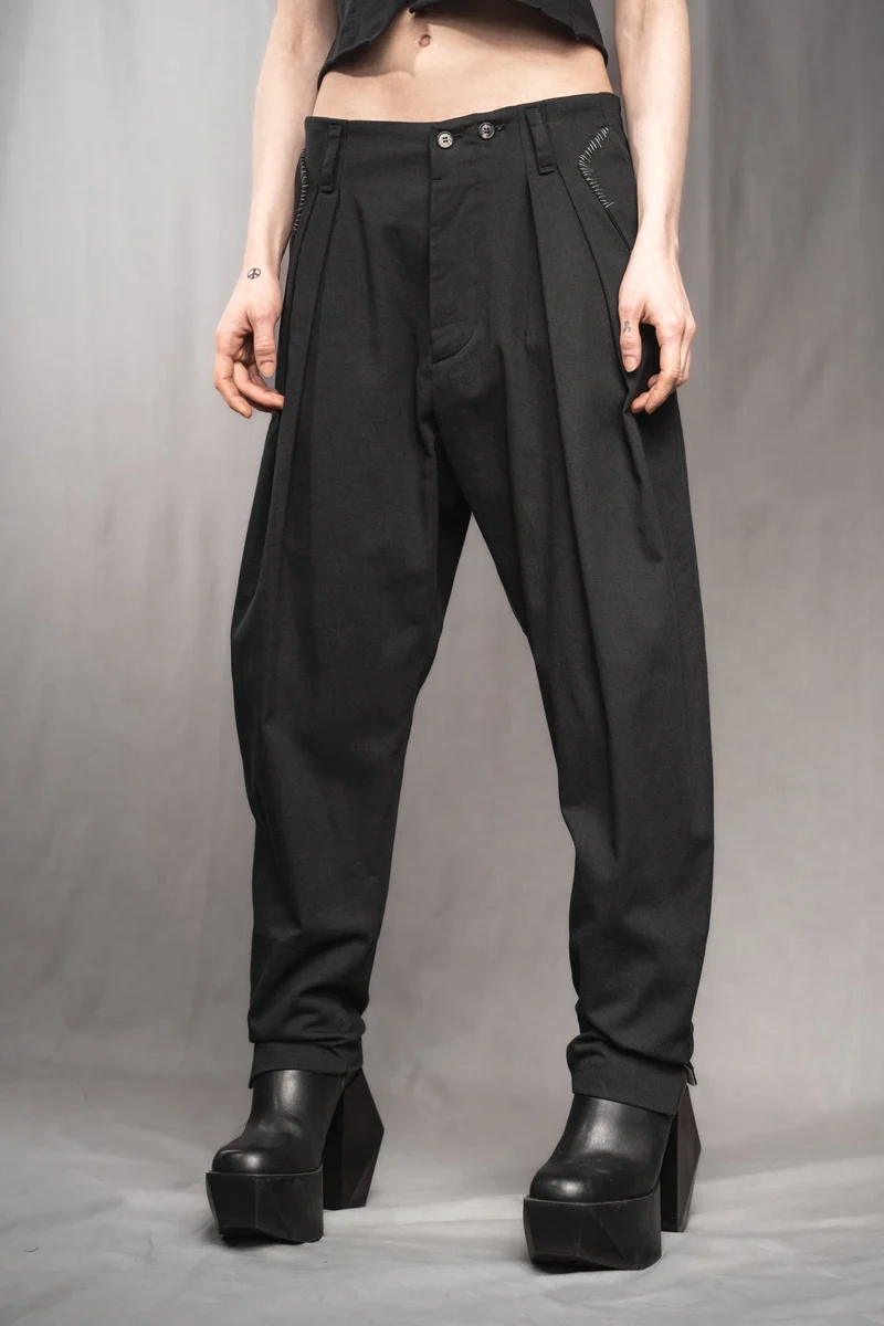 eigensinnig wien | Egon | Schwarze, weite Designerhose mit Bundfalten aus leichter Baumwolle
