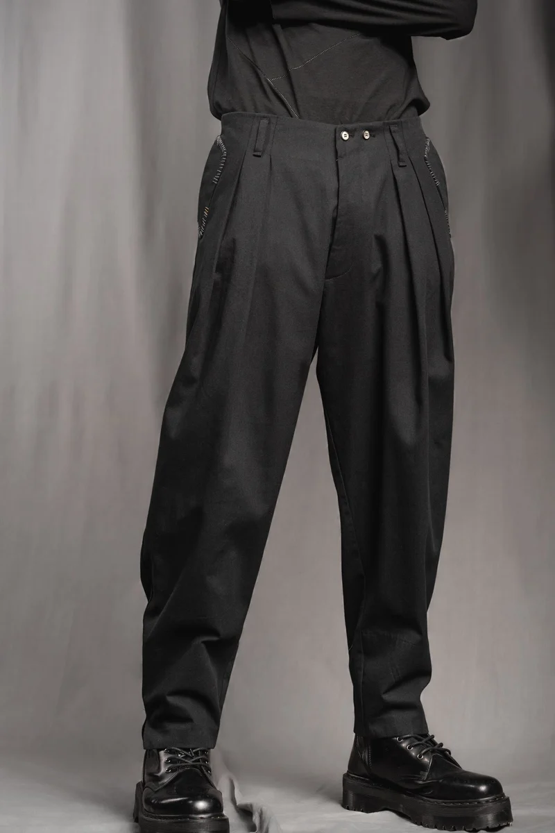 eigensinnig wien | Egon | Schwarze, weite Designerhose mit Bundfalten aus leichter Baumwolle
